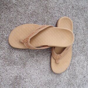 Vionic flip flops 8